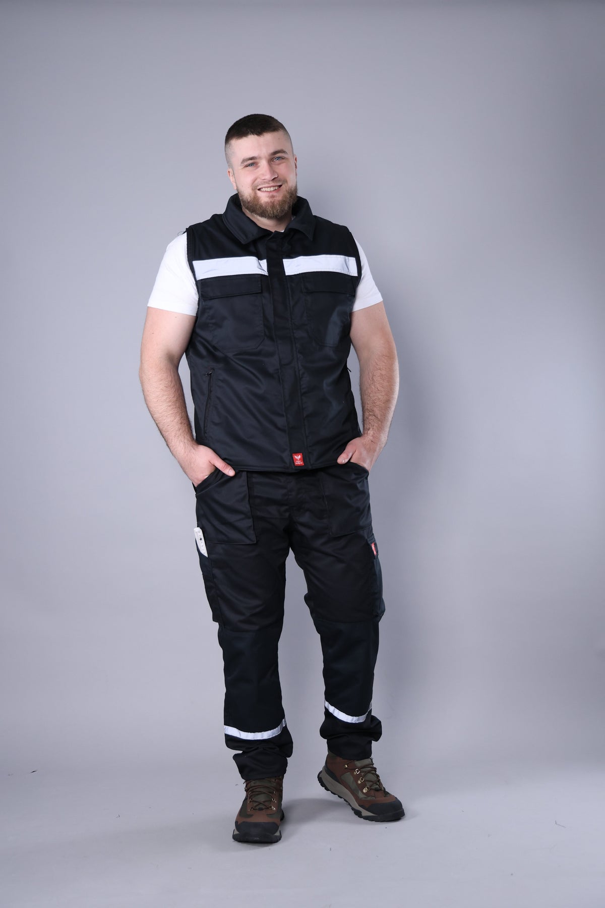 Crne radne pantalone, zimska jakna i prsluk Sayo