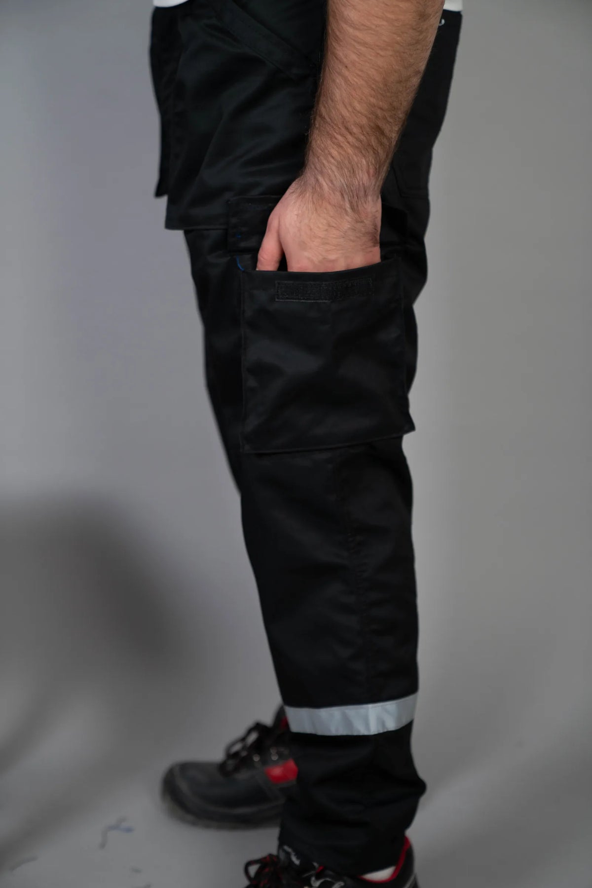 Crne radne pantalone, zimska jakna Sayo