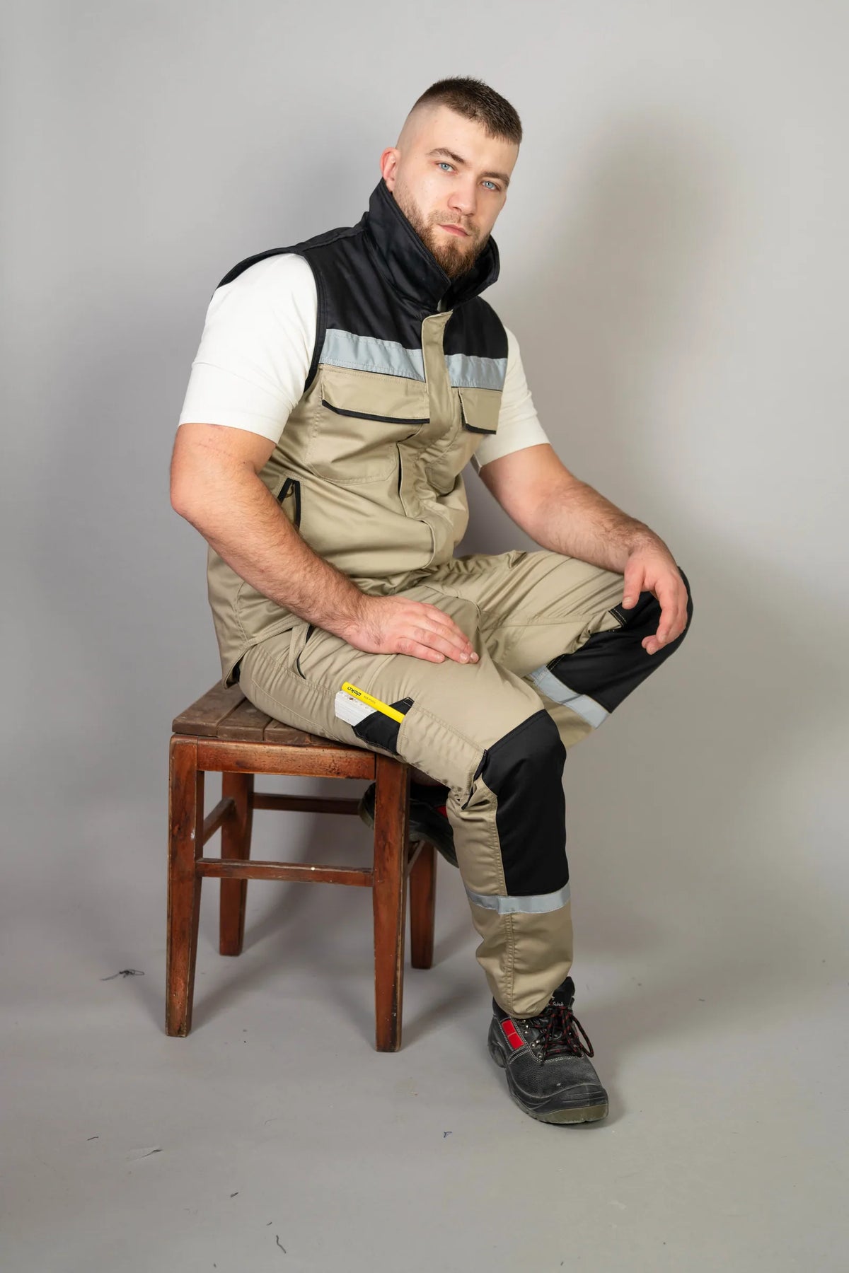 Bež radne pantalone i prsluk Sayo